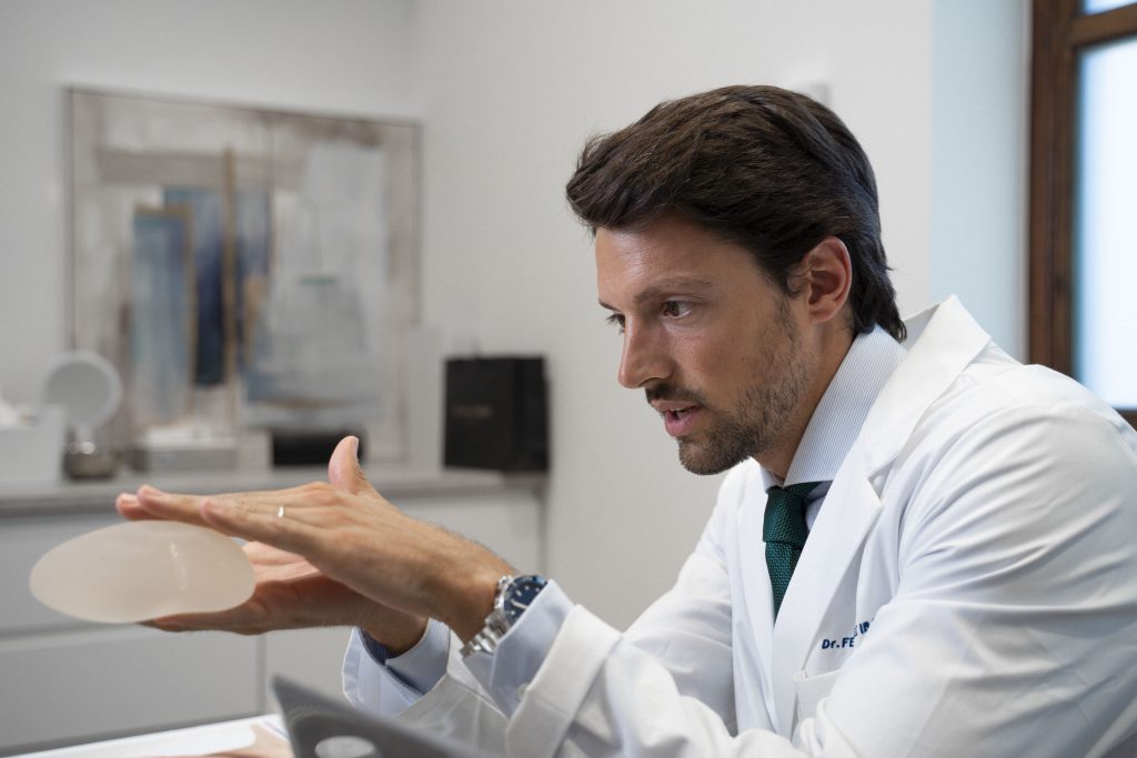 Dr. Borja Fernández, explicando tipos de prótesis para aumento de pecho en Pamplona