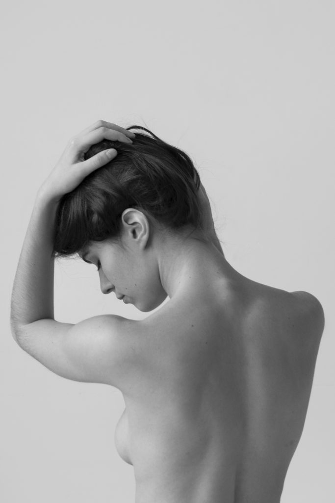 Mujer elegante tras mastopexia en Pamplona